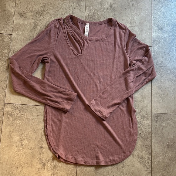Women's alo yoga peak cutout Long Sleeve Top in woodrose - Picture 2 of 5